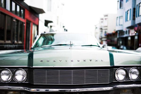 不同文化背景的人们手拉手,象征和平与团结